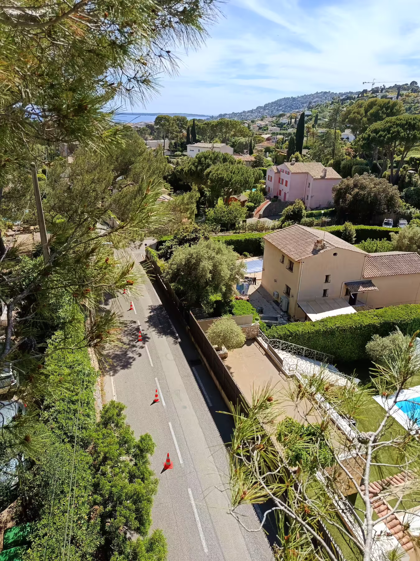 Démontage d'une charpentière en parte à faux au dessus de lignes éléctriques et de la route. Balisage de chantier. Antibes (06)